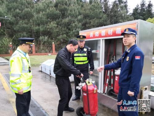 省交通運(yùn)輸執(zhí)法局六支隊聯(lián)合崇仁縣消防救援大隊開展服務(wù)區(qū)消防安全專項檢查 圖